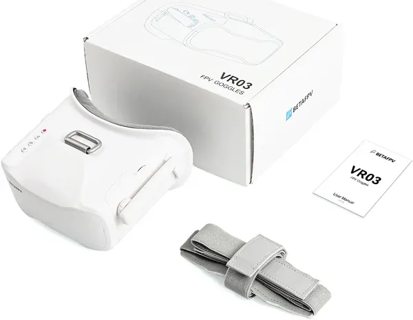 Gafas FPV Analógicas BetaFPV VR03 6 BetaFPV VR03 en uso con banda ajustable y espuma facial ergonómica, ideal para pilotos FPV.
